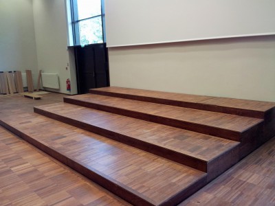 Hubpodium in abgestufter Anordnung