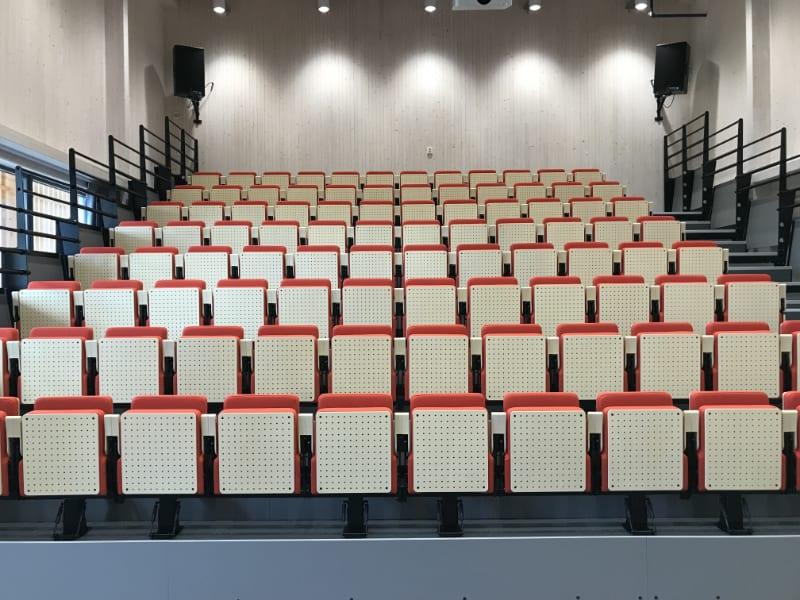 Gepolsterter Veranstaltungssitz als Beispiel einer komfortorientierten Bestuhlung